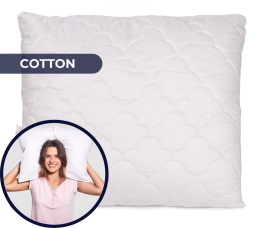poduszka satin cotton termo piórex w kolorze białym zbliżenie na kobietę z poduszką